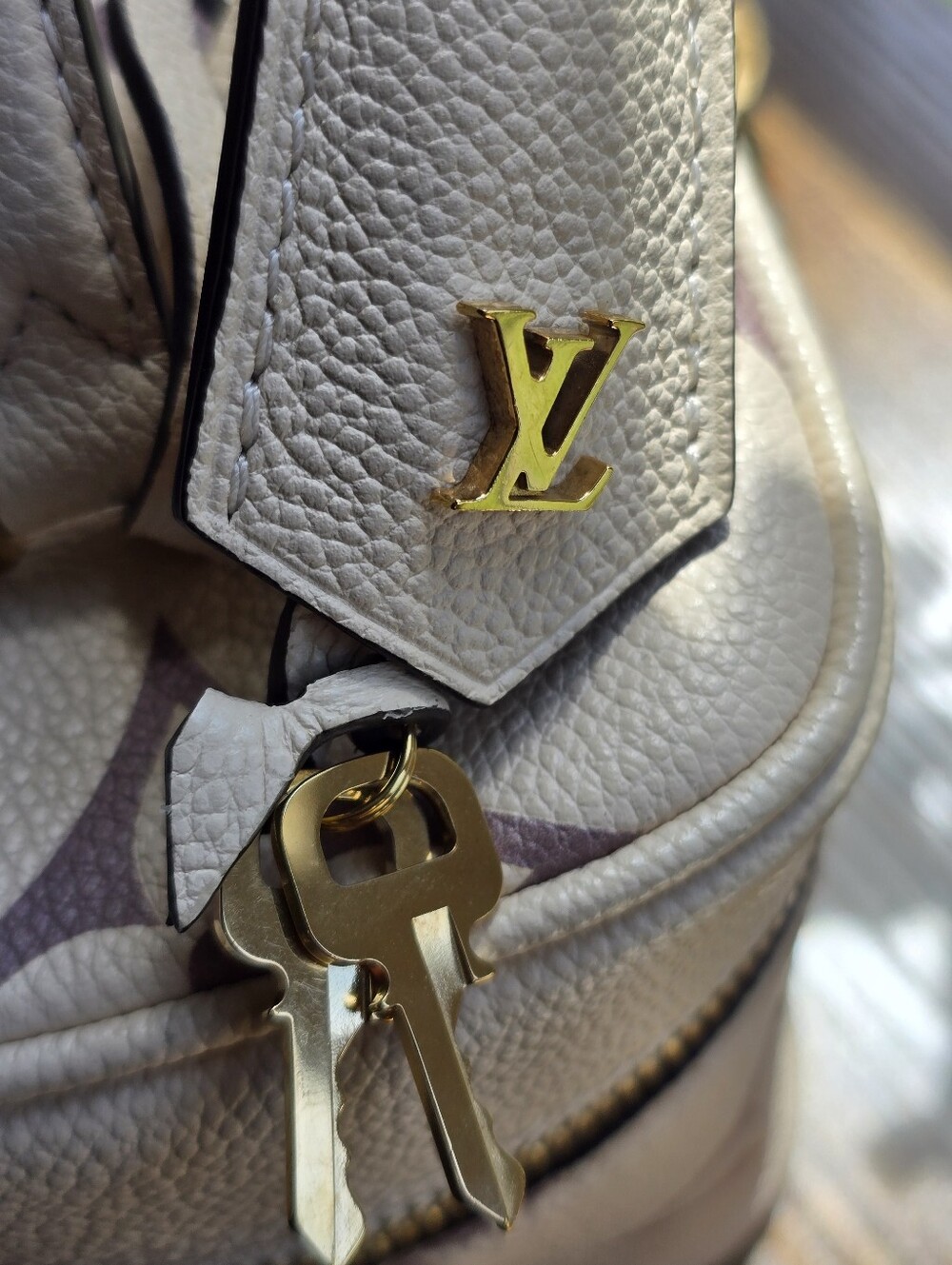 Louis Vuitton Vanity PM in Creme and Bois de Rose Bicolor Monogram Empreinte - Picture 9 of 16
